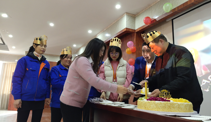 金裕大牌生日會(huì )陽(yáng)總為壽星切蛋糕
